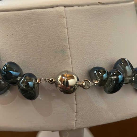 Iridescent glass bead necklace - Picture 6 of 7